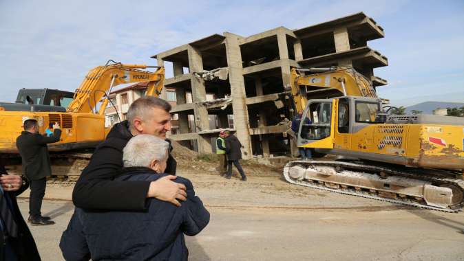 GÖLCÜK BELEDİYESİ, DEĞİRMENDERE’DE ORTA HASARLI 6 KATLI BİNADA YIKIMINI GERÇEKLEŞTİRİYOR