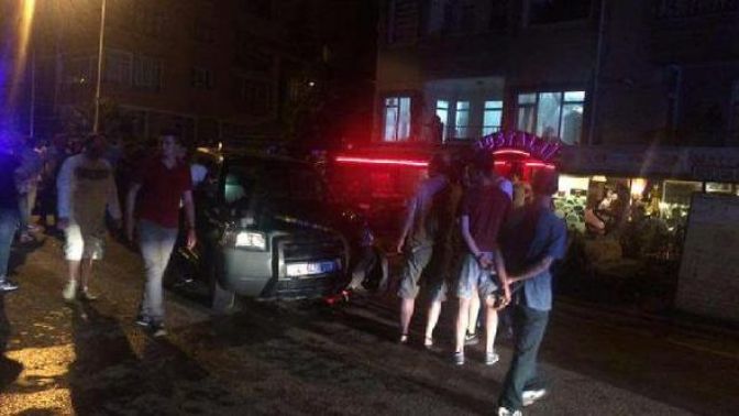 Gölcükte Cip kafenin önünde oturanlara çarptı: 4 yaralı