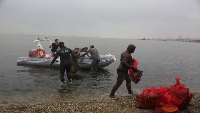 Gönüllüler kıyıdan, dalgıçlar su altında temizlik yaptı