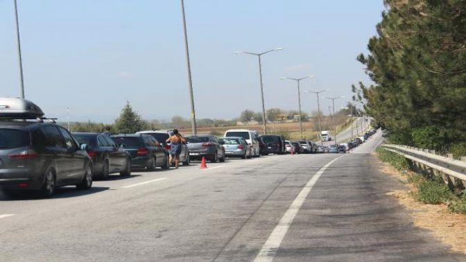 Gurbetçilerin Dönüş Çilesi! Kapıkulede Kuyruk 5 Kilometreyi Buldu