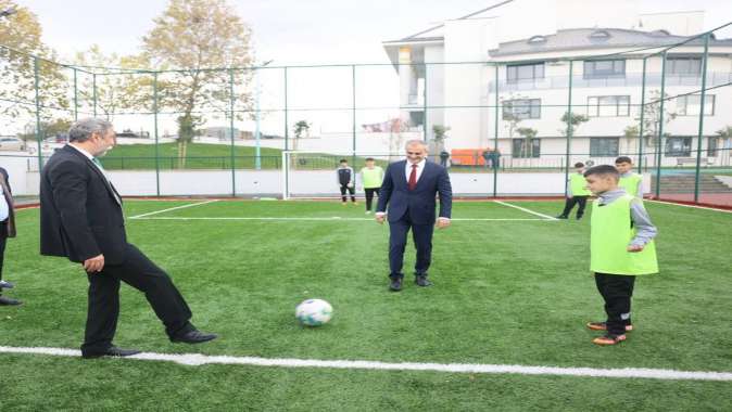 Halı sahadaki ilk maçın başlama vuruşu protokolden