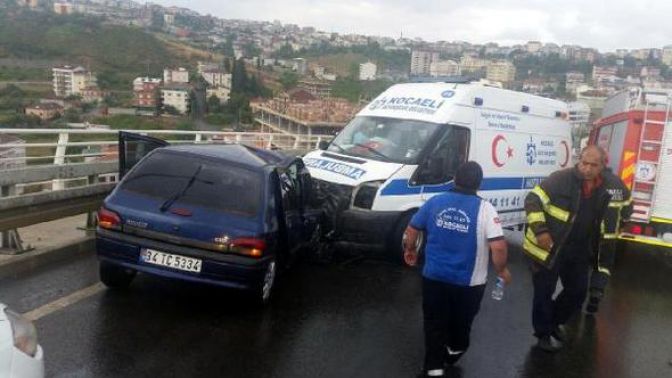 Hasta nakil ambulansı ile otomobil çarpıştı: 3 yaralı