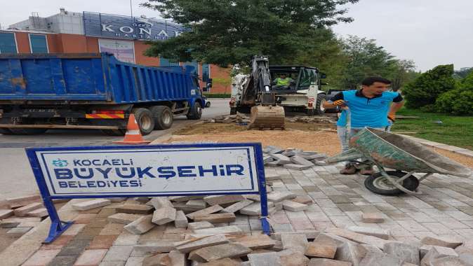 İzmit’te gece asfalt gündüz kaldırım çalışması