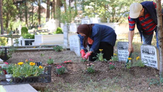 Kabirlere çiçek, gönüllere huzur