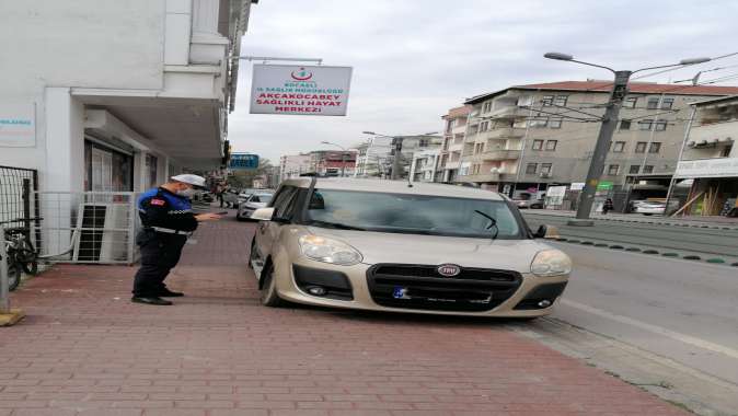 Kaldırım parklanmasına geçit yok