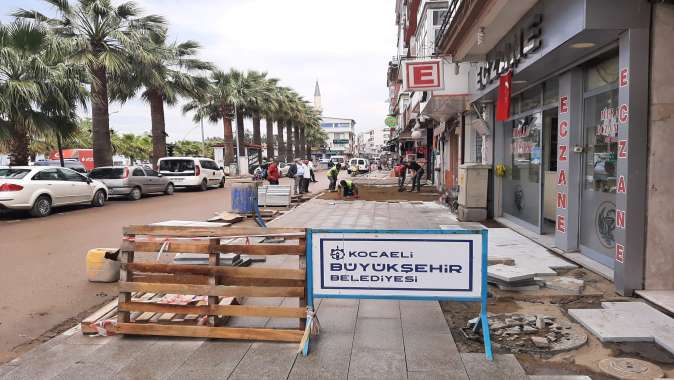 Karamürsel İnönü Caddesi’nde sıra kaldırımlarda