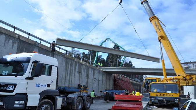 Karamürsel Köprülü Kavşağı’nın prefabrik kiriş montajı yapılıyor