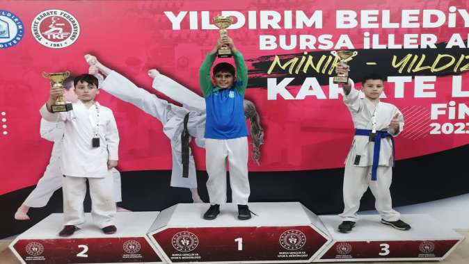 Karateciler Bursa’da 15 kupa ve 14 madalya kazandı