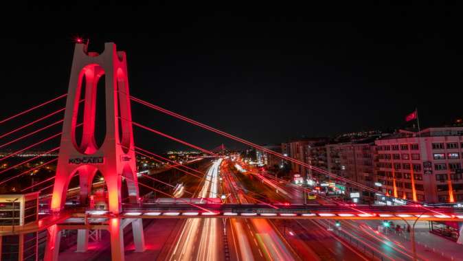 Kocaeli’de üst geçitler al bayrağın renkleriyle ışıldadı