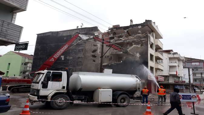 Körfez’deki ağır hasarlı bina yıkıldı