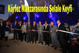 Körfez Manzarasında Şelale Keyfi