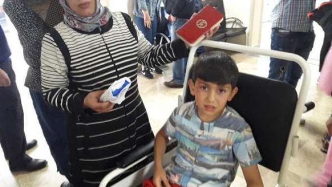 Körfezde bisikletli çocuklar otomobille çarpıştı:2 yaralı