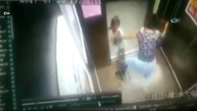 Küçük Kız Kolunu Asansörün Kapısına Kaptırdı