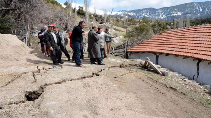 Kumlucada heyelan nedeniyle 12 ev boşaltıldı