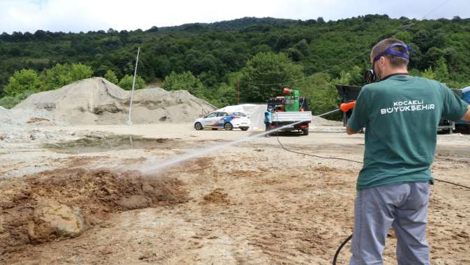 Kurban satış yerleri ilaçlanıyor