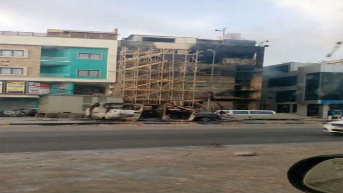 Libyada televizyona silahlı baskın! Binayı ateşe verdiler