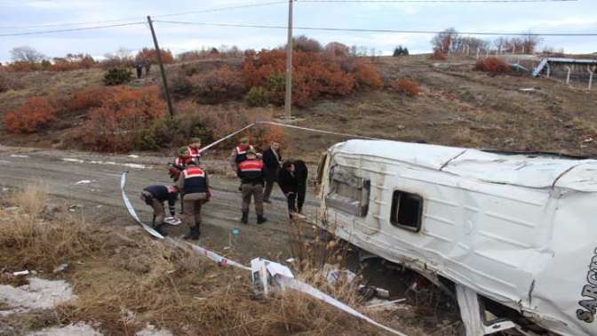 Lise öğrencilerini taşıyan servis şarampole uçtu: 1 ölü 14 yaralı