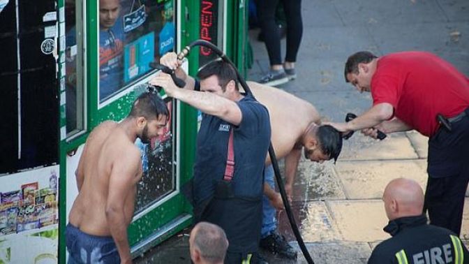 Londrada yine asit şoku! Yolda yürürken yüzlerine attılar