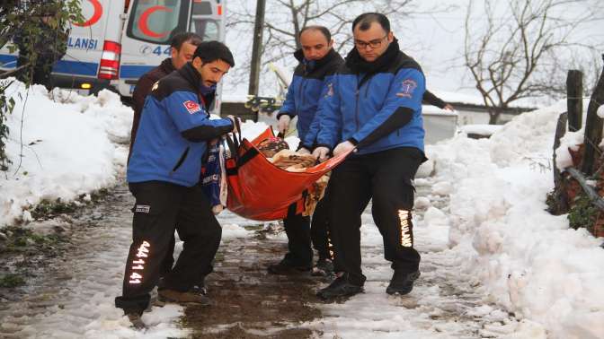 Mavi ambulanslar ve kar komandoları Zeynep teyzenin yardımına yetişti
