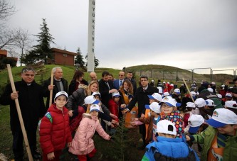 Minik TEMA gönüllüleri İZAYDAŞ'ta fidan dikti