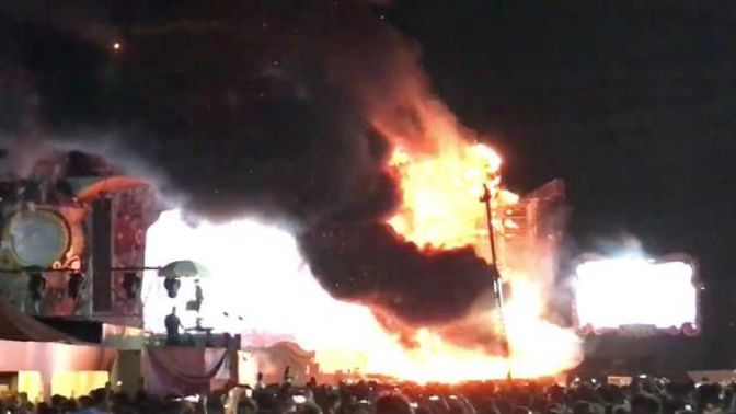 Müzik festivalinde yangın! 22 bin kişi tahliye edildi