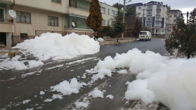 Niğdede esrarengiz köpük yollara taştı!