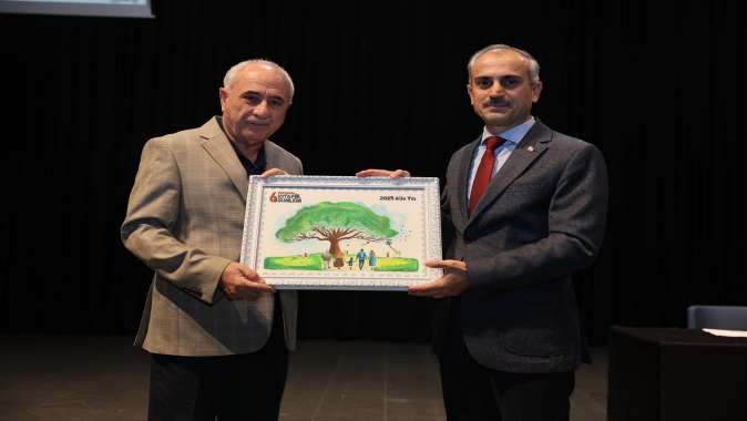 Nurullah Genç, kitap günlerinin kapanışında okurlarıyla buluştu