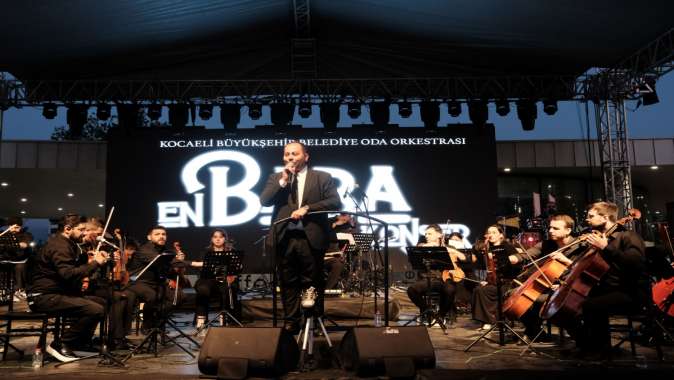 Oda Orkestrası çaldı, Milli İrade Meydanı’nda şarkılar birlikte söylendi