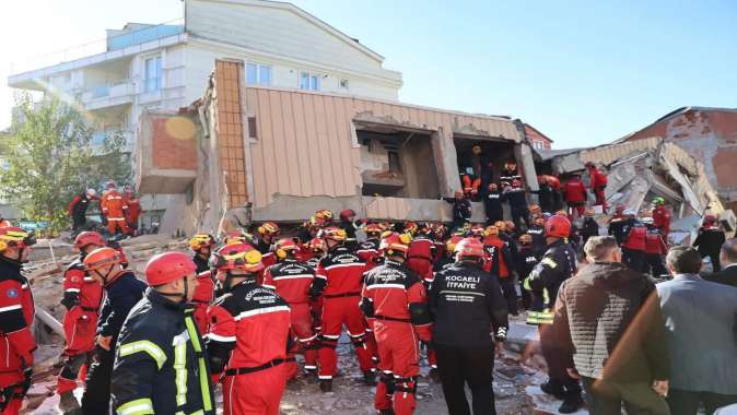 Ölü sayısı ikiye çıktı, bir kız canlı kurtarıldı