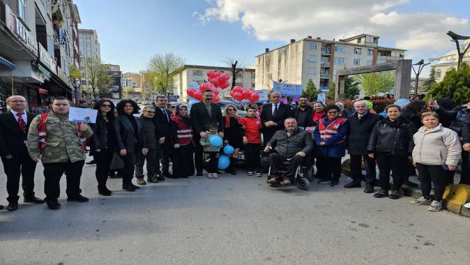 OTİZM FARKINDALIK GÜNÜ GÖLCÜKTE RENKLİ GÖRÜNTÜLERE SAHNE OLDU