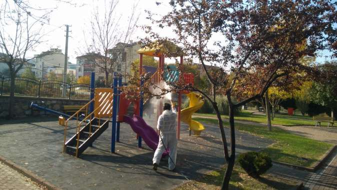 Parklar dezenfekte edildi, caddeler yıkanıyor