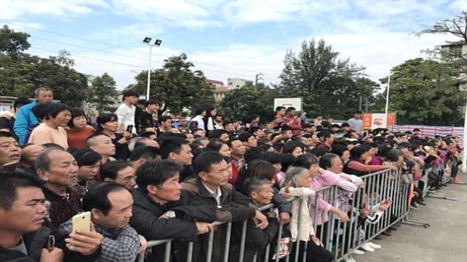 Reklamı Kapat 10 Mahkum Binlerce İnsanın Önünde İdam Edildi, Halka Açık İnfaz Töreni Tepki Çekti