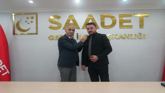 Saadet , eski adaya rozet taktı