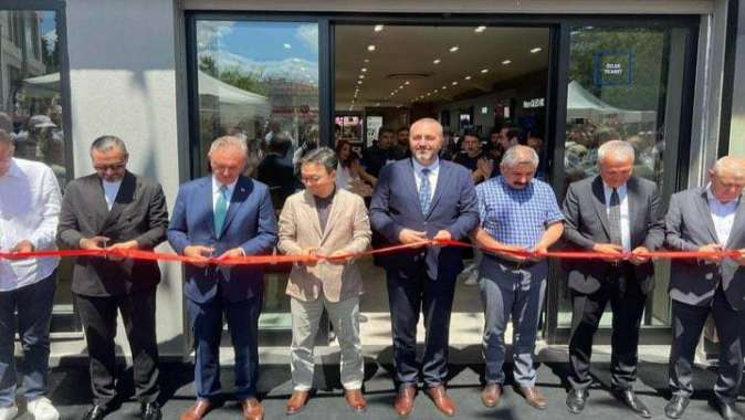Samsung, Türkiyedeki en büyük mağazasını Gebzede açtı