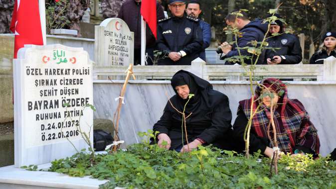 ŞEHİT BAYRAM ÖZDERE KABRİ BAŞINDA DUALARLA ANILDI