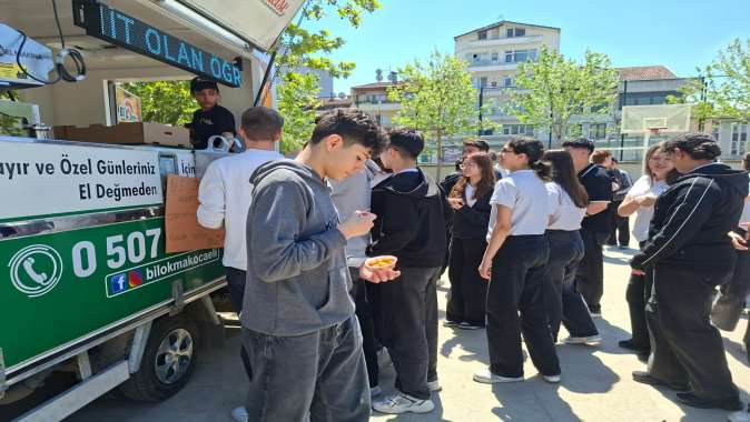 Şehit Öğretmen ve Öğrenciler İçin Lokma Dağıttılar