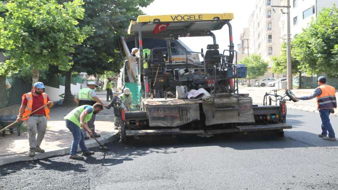 Şehit Oktay Kaya Caddesi’ne son kat asfalt seriliyor