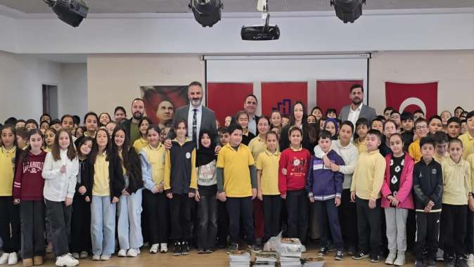 ŞENER YILMAZ’DAN ÖĞRENCİLERE KİTAP JESTİ