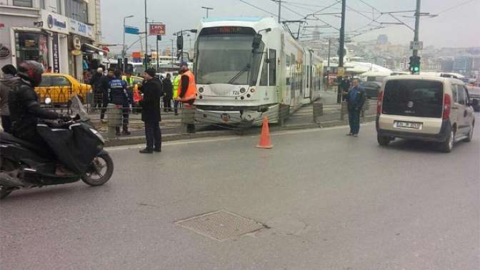 Sirkecide tramvay raydan çıktı