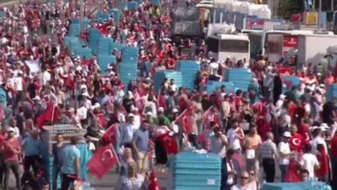 Son dakika: Binlerce kişi Şehitler Köprüsüne akıyor... Canlı aktarıyoruz...