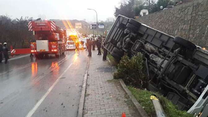 Son Dakika: İstanbulda çevik kuvvet otobüsü devrildi