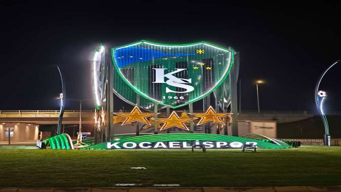 Stat kavşağını Kocaelispor’un arması aydınlatıyor