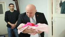Başkan Bıyık, yeni doğan bebeğin kulağına ezan okudu