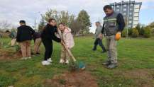 Çayırovalı öğrenciler, fidanları toprakla buluşturdu