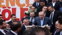 Cumhurbaşkanı Erdoğan’a forma imzalattı