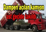 Damperi açılan kamyon üst geçide takıldı