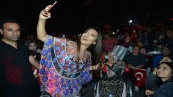 Demet Akalın’dan Zafer Bayramında coşkulu konser