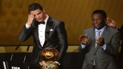 Dünyaca Ünlü Futbolcu Ronaldo, Ballon d'Or Ödülünü Sattı