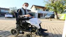 Engellilerin akülü sandalyelerini Büyükşehir tamir ediyor