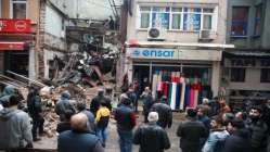 Fatih'te 3 katlı metruk bina çöktü